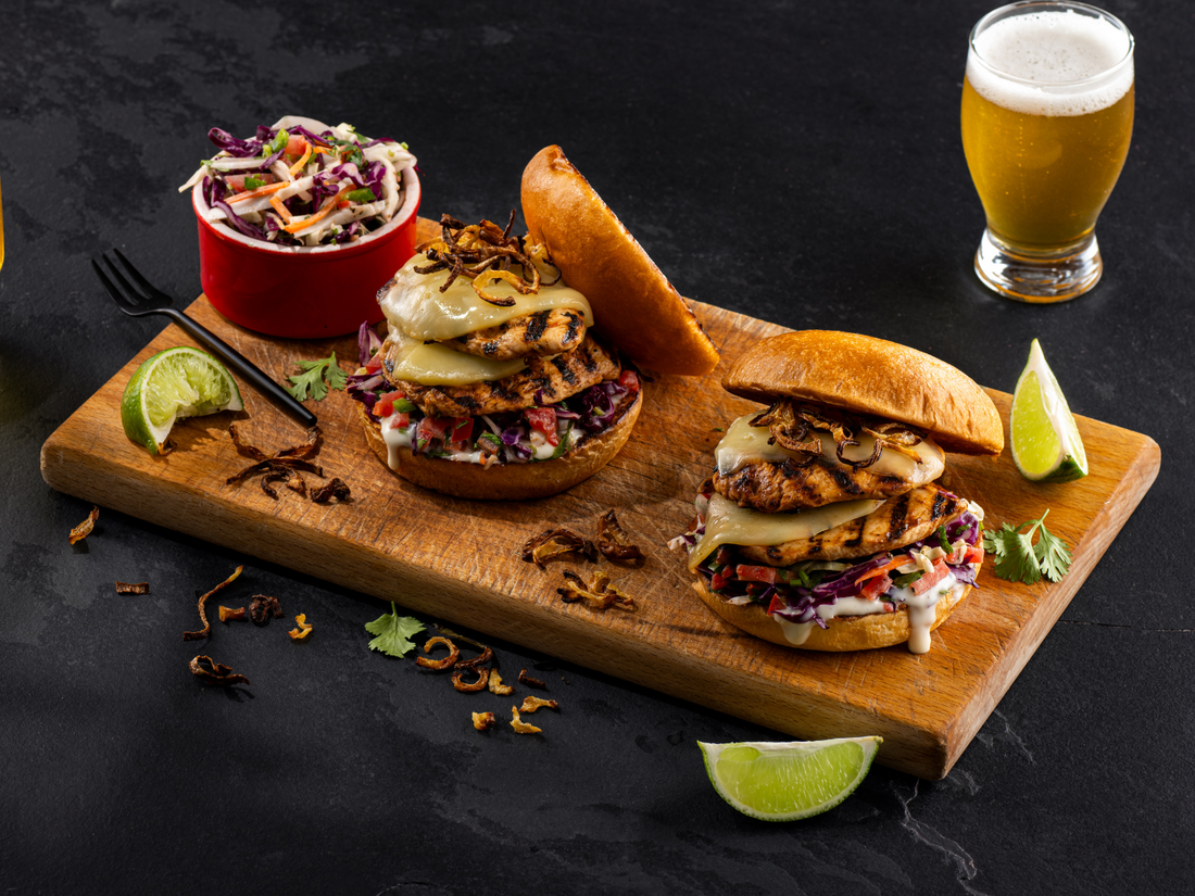 Burger de poulet grillé double fromage et salade de chou sud-ouest