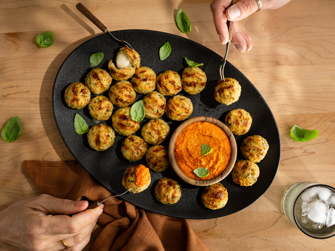 Boulettes poulet et fromage Le Patte Blanche, trempette aux poivrons rouges rôtis