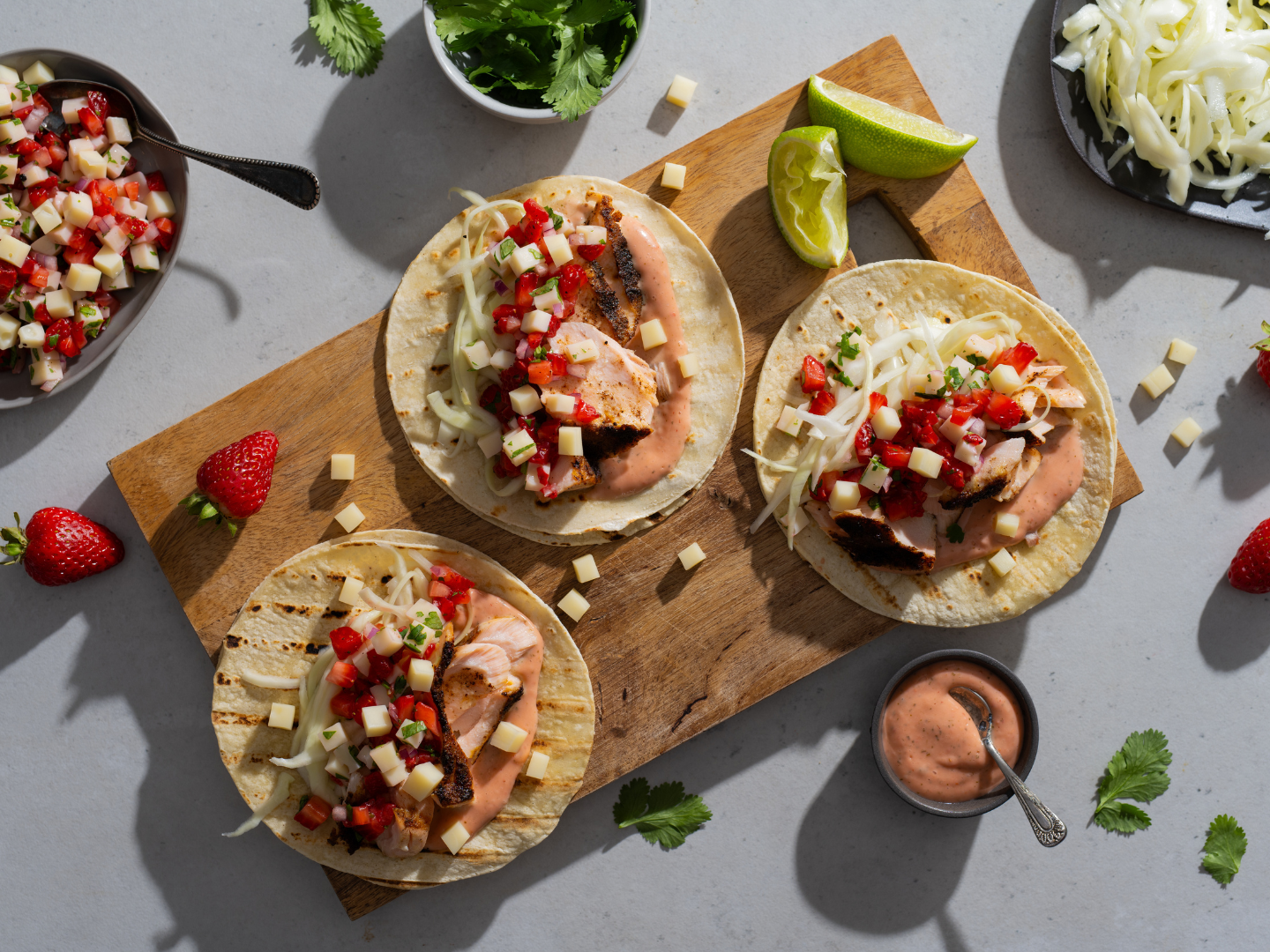 Tacos au saumon, salsa fraises et fromage