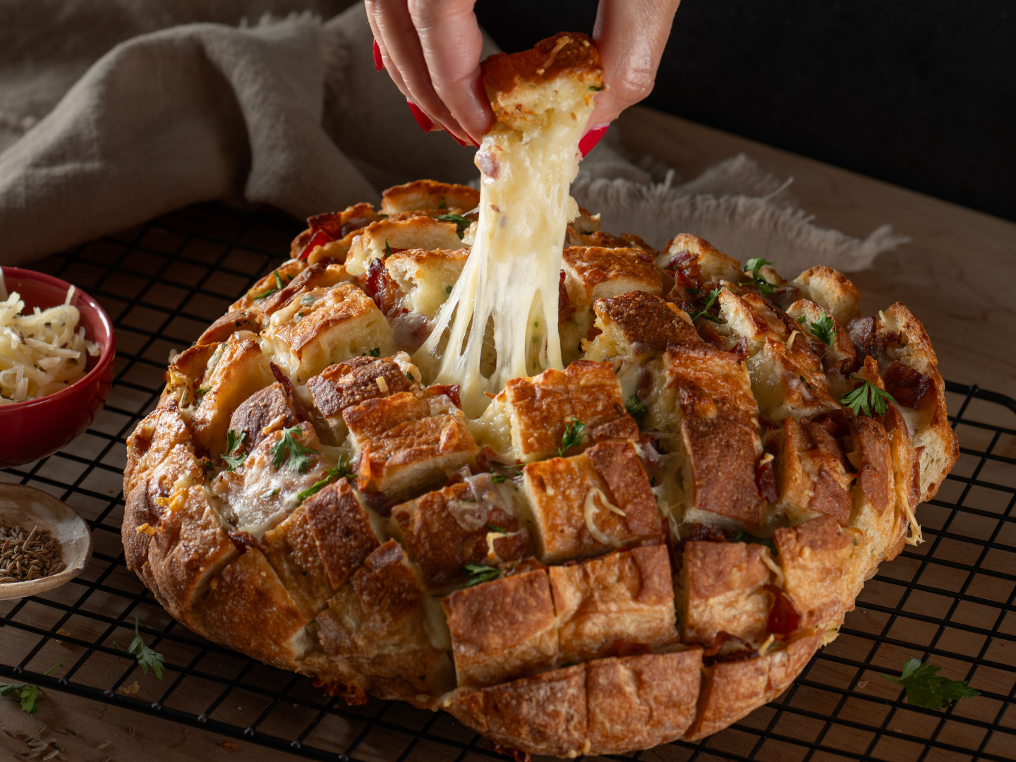 Pain bacon, fromage, et cumin à partager