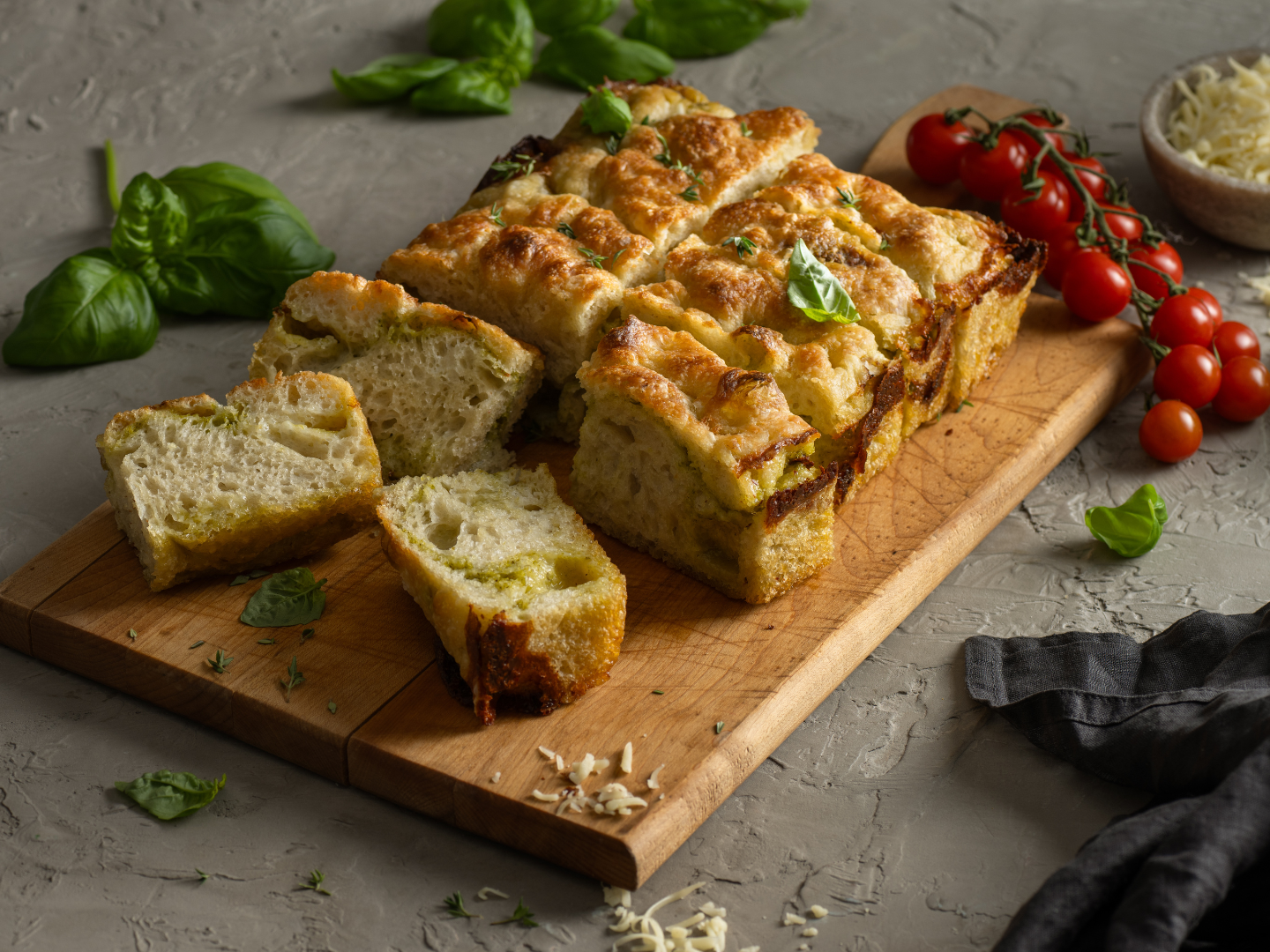 Focaccia garnie de fromage Le P’tit Bonheur et pesto