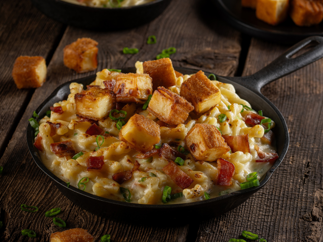 Macaroni trois fromages et bacon avec fondues croustillantes