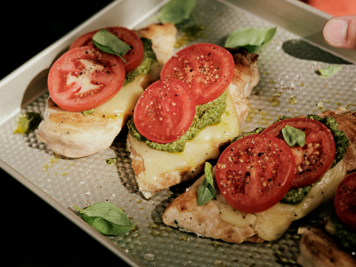 Poitrines de poulet grillées, Bergeron Classique Fumé et pesto