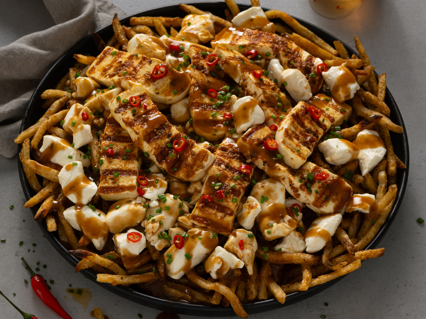 Poutine au fromage grillé et miel épicé