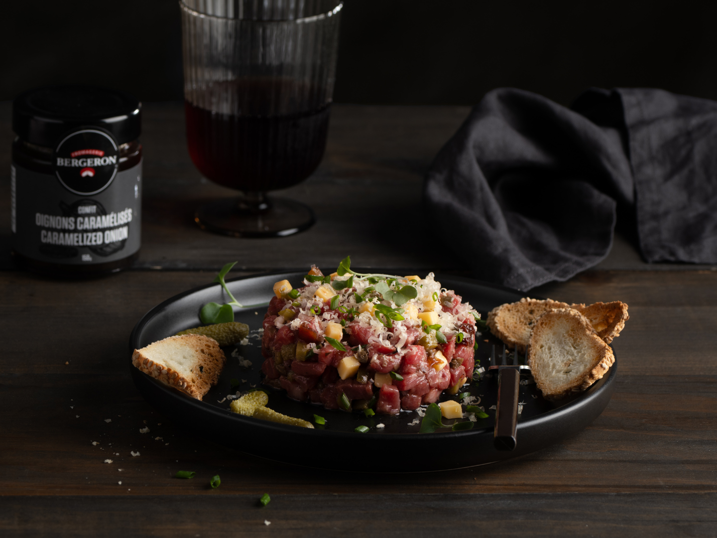 Tartare de bœuf au confit d’oignon et Louis Cyr
